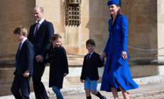 Sabah erkenden bir sesle uyandım... Yatak odasının kapısında kıkırdayıp duruyorlardı...