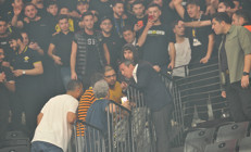 Fenerbahçe - Beşiktaş maçında saha karıştı Ali Koç...