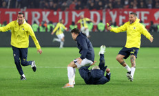 Mourinhonun çılgın sevinci olay oldu Gol sonrası takla attı