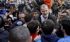 Afet bölgesinde gergin anlar Kral, Kraliçe ve Başbakanın üzerine yürüdüler... Çamur ve kürek fırlatıldı...