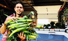 Hızlı çapkın artık traktörle tarla sürüyor... Yıllar sonra doğduğu topraklara döndü... Şimdi bir bebeği daha olacak