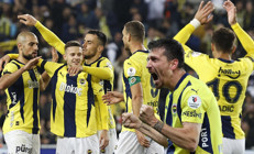 Fenerbahçeli yıldız mest etti, taraftar ayakta alkışladı Sezon rekoru kırıldı, Amrabat bir ilki yaşadı