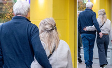 Karısıyla sevgilisi birbirine girmişti... Beyaz saçlı büyük dayının keyfi yerinde