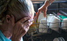 Annesinin bulaşık makinesinden çıkanları yerleştirme şeklinde bir tuhaflık fark etti… 59 yaşında nadir görülen bir demans teşhisi kondu