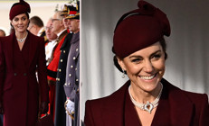 Birkaç saatliğine kraliçe oldu... Hasta yatağından kalktı, misafir karşıladı... Boynunda da cenaze kolyesi