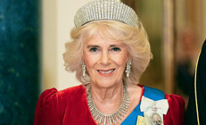 Kaynanası öldü, önce sarayına yerleşti... Sonra da kimseye el sürdürmediği en değerli tacını başının üstüne kondurdu