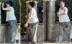 Farkına bile varmadan gitti gençlik çağları... Saçında boya, ayağında ayakkabı yok.. Bir dönem ekranın en güzel yüzlü yıldızıydı