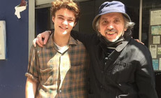 Babasının milyonları onun umurunda değil... Ünlü oyuncunun oğlu bir restoranda vardiyalı işe girmiş