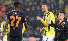 Edin Dzekoya kafa attı, kırmızı kart gördü