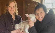 Bir dönemin en güzel kadın oyuncusuydu... Yaşlanınca kimse istemedi... O şimdi minik kuzularını kucağında büyütüyor