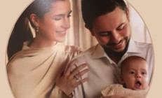 Mutlu çiftin yeni yıl pozu... Bebeği büyütmüşler bile