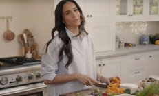 Kocasıyla yollarını ayırdı.. Yeni işi başkasının mutfağında yemek pişirmek