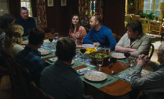 Bunca yılın bir hatırası olsun dedi... Oynadığı dizinin setindeki yemek masasını yanında götürdü