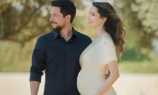 Minik kızlarını bağırlarına bastılar... Şimdi sırada bir erkek bebek var