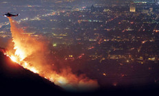 Alevlerin arasındaki 140 bin kişi tahliye edildi... Ünlülerin evi küle döndü: Hollywood cehennemi