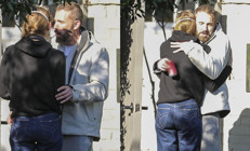 Evinin bulunduğu mahalle küle döndü… Yaşadığı üzüntüyü kızının kollarında unuttu ‘Dünya bir yana çocuklarım bir yana