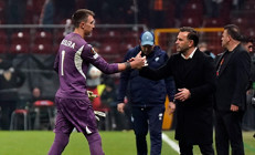 Muslera, taraftar ıslıklayınca Okan Buruka Bitti işareti yaptı