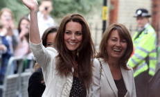 Ona bir kez baktı, bir daha gözü kimseyi görmedi:  Bir gün kraliçe olacak ama annesi gibi bir aşk yaşayamadı