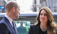 Kraliçe bunu evine bile sokmazdı: Boynuna sahte incileri dizmiş