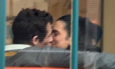 Sanki evlenmeden balayına çıktılar... Hiç beklemeden sevgilisine koştu... Ünlü aşıklar baharda kuşlar gibi