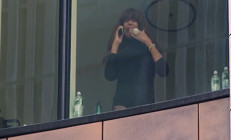 Ünlü sunucu pencerede çok gözyaşı döktü... Sonunda insafa gelip izin verdiler: Bırakın babacığıma gideyim