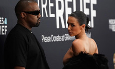 Bir anda herkesin gözleri önünde soyunup çıplak kaldı, dünya şaşkına döndü… O bir kurban değil ‘Görünmez’ elbiselerini satışa bile çıkardı