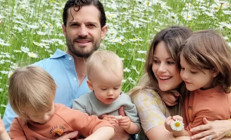 Eski TV yıldızı öyle güzel bir evlilik yaptı ki İstenmeyen gelin üç erkeğin üstüne bir de kız doğurdu