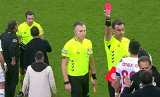 Emre Belözoğlu, devre bitince kırmızı kart gördü