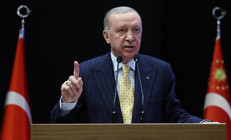 Erdoğan: Ayaklarını denk al, ordunun komuta kademesine laf atamazsın