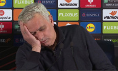 Basın toplantısında soru uzayınca Jose Mourinho uyudu