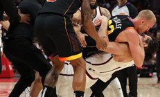 Alperen Şengünün maçında olay Güreşi andıran kavgayı zor ayırdılar