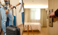 Cinsiyetçi otele 142 bin liralık tokat... Erkek 2 kuzenin rezervasyonunu iptal ettiler