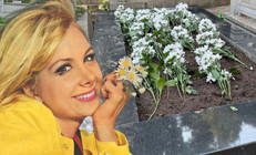 Sessiz sedasız son yolculuğuna uğurlanmıştı... Filiz Akının mezarı papatyalar ile kaplandı