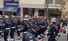 Yunanistan’da geçit töreninde askerlerden küstah slogan