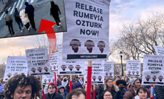ABDde yüzlerce kişi Türk doktora öğrencisi Rümeysa Öztürk için bir araya geldi Tepki yağıyor...