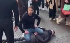 Hollandadaki bıçaklı saldırganı turist yakaladı