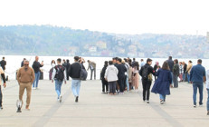 Bayramda güneşli havayı fırsat bilenler sahillere akın etti