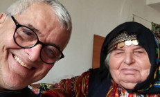 Bir dönemin en gözde mankeniydi... Köklerini hiç unutmadı, köyüne ev bile yaptırdı: Halaya bayram ziyareti