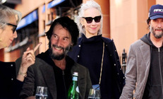 Çektiği tüm acıları onun kollarında unutmuştu… Gümüş saçlı sevgilisine baktıkça gözlerinin için gülüyor