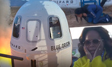 Dünyaca ünlü yıldız Katy Perry uzay yolculuğunu tamamladı: Dünyaya döner dönmez toprağı öptü