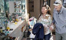 Ünlü oyuncu ve karısı son nefeslerini burada vermiş... Ölüm evinden tüyler ürperten görüntüler.. Dağınıklık ve pislikten göz gözü görmüyor