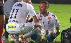 Sakatlanan Neymar, gözyaşlarıyla sahayı terk etti