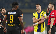 Fenerbahçe - Kayserispor maçının hakemi Oğuzhan Çakırın kararlarını Fırat Aydınus değerlendirdi: Penaltı doğru ama Kayserinin 2. golünden önce faulü atladı