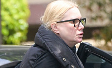 Son yılların en çirkin boşanma davasının kahramanı olmuştu... Eski kocasını genç sevgiliye kaptırdı... Şimdi yalnız ve mahzun sokaklarda dolaşıyor