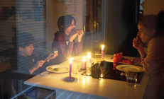 Avrupa’da zorunlu nostalji Mum ışığında pilli radyo