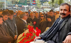 Ünlü isimlerden Sırrı Süreyya Öndere veda Dostları onu yalnız bırakmadı...