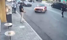 Vale, teslim aldığı klasik araçla böyle kaza yaptı