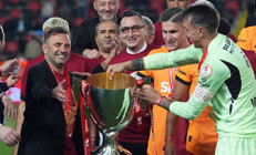 Okan Buruk 2. kez kupayı aldı, efsaneler arasına girdi