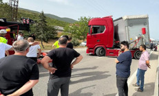 TIR sürücüsü arının sokması sonucu fenalaşıp şoka girdi Yol kapandı, yüzlerce kişi yolda kaldı