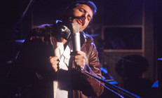 Yakın arkadaşının karısıyla kaçamak yapmış... En büyük sırrı ölümünden yıllar sonra ortaya çıktı: Efsane şarkıcının gizli bir aşk çocuğu varmış